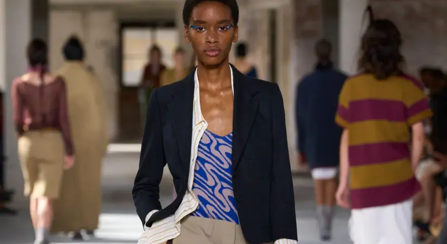 Modella con pantaloni chino, un capo versatile che definisce uno stile casual-chic.