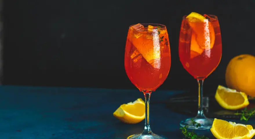 Aperol z wódką: Odkryj proste przepisy i zaskakujące wariacje