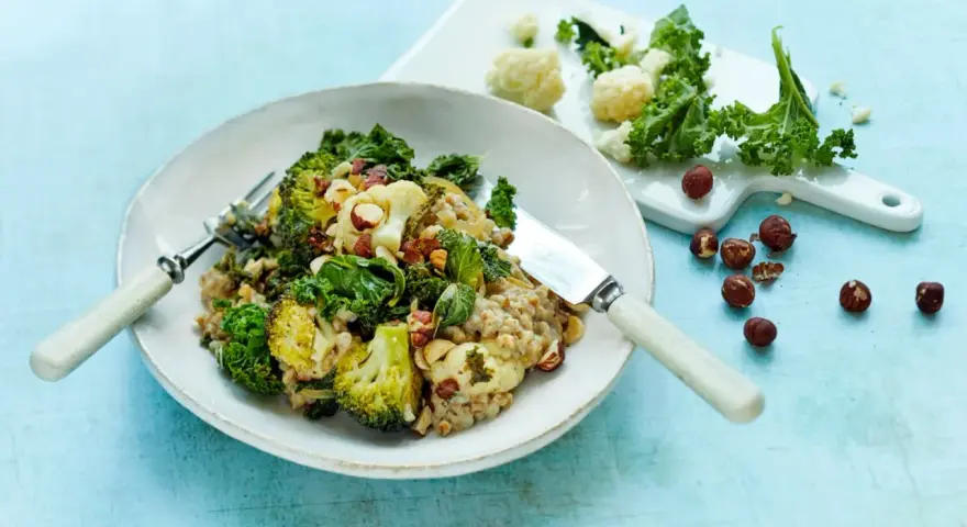 En härlig vegetarisk rätt med kål, broccoli och nötter. Perfekt för dig som söker nya vegetariska recept.