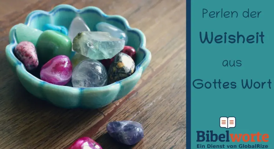 Bunte Edelsteine in einer Schale, die "Perlen der Weisheit aus Gottes Wort" symbolisieren.