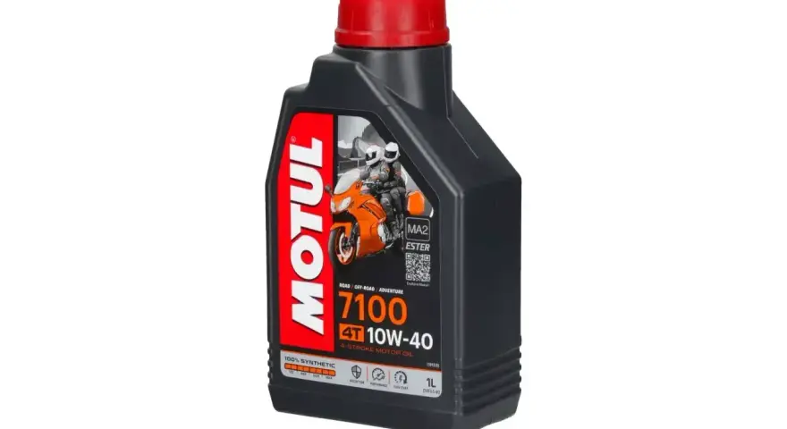Czarny kanister z olejem Motul 7100 10W-40. Czy Motul to dobry olej? Tak, to 100% syntetyczny olej do motocykli 4T.