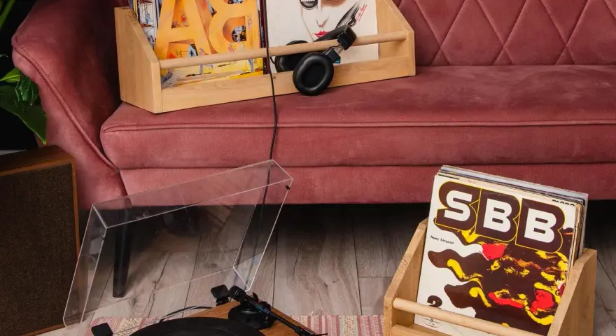 Gramofon i płyty winylowe na kanapie. Zastanawiasz się, czym czyścić płyty winylowe?