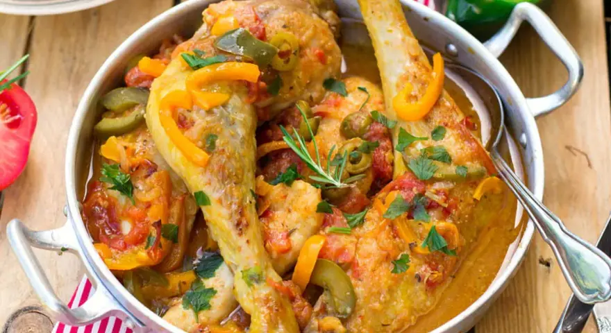 Un savoureux poulet basquaise cookeo, mijoté avec des poivrons, tomates et olives, garni de persil frais.