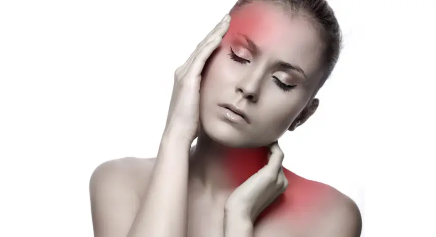 Femme souffrant de douleurs cervicales et maux de tête, mains sur la tempe et le cou, zones rouges indiquant la douleur.