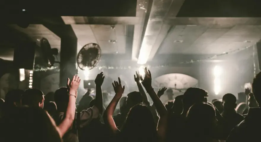 Tłum na koncercie, ręce w górze, atmosfera jak na występie phonk artists.