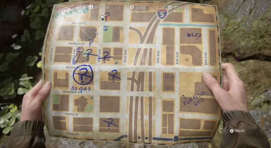 Mapa z zaznaczonymi miejscami, notatkami typu "no gas" i "Fuck FEDRA GATE". Szukamy kodu do bramy w The Last of Us 2.