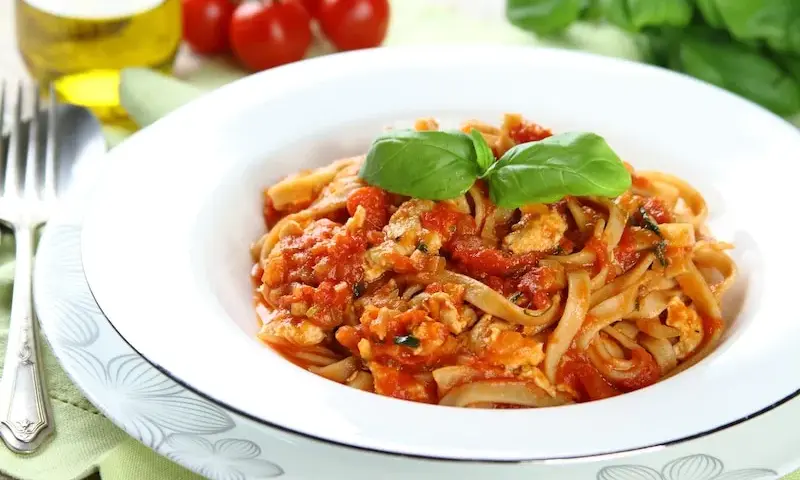 Zdrowe spaghetti z mięsem mielonym z indyka, które pokochasz