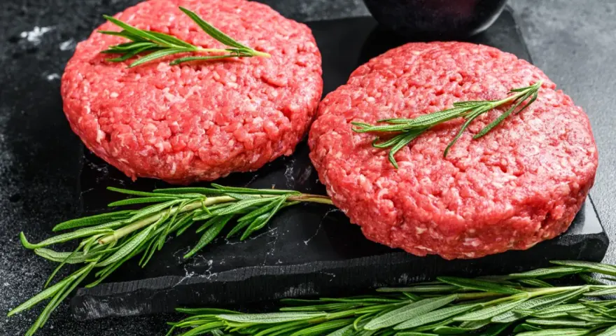 Mięso do burgera: Jak zrobić idealny, soczysty kotlet w domu?