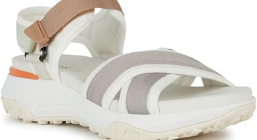 Sandalo Geox bianco con fasce grigie e beige, suola spessa. Perfette anche come geox scarpe sposa per un look moderno.