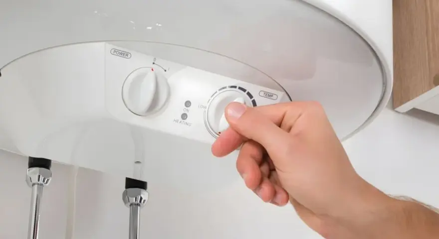 Ajustando la temperatura del termo eléctrico de 80 litros.
