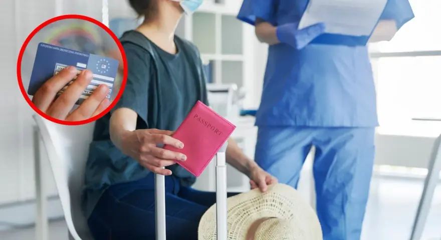 Kobieta w maseczce trzyma różowy paszport i Europejską Kartę Ubezpieczenia Zdrowotnego.