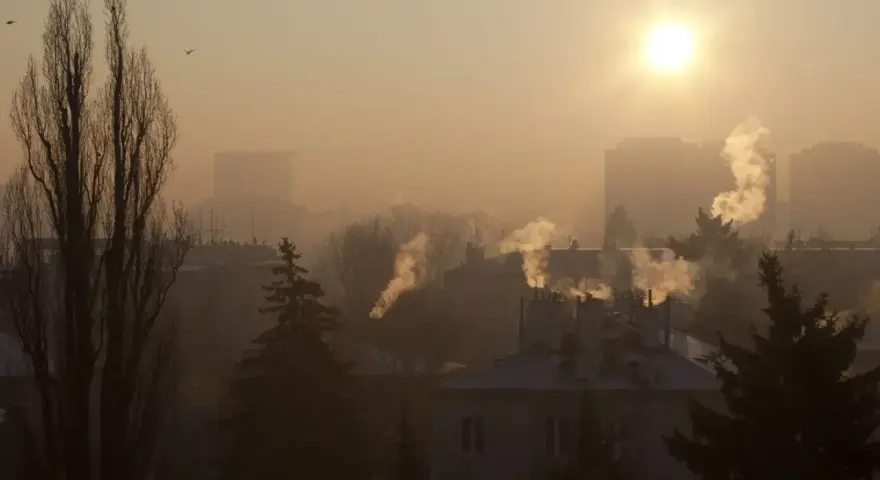 Mglisty poranek, słońce przebija się przez dym z kominów. Czas pomyśleć, do kiedy trzeba wymienić piec, by powietrze było czystsze.