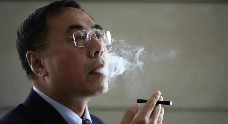 Herbert A. Gilbert exhala vapor de un cigarrillo electrónico.