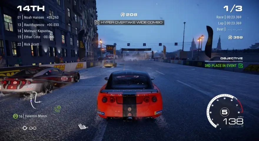 Wyścig w Grid Autosport na Nintendo Switch. Czerwony samochód pędzi po mokrym torze, cel: 3. miejsce w wydarzeniu.