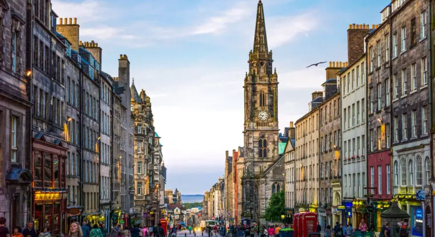 Edimburgo: la strada principale con la torre dell'orologio, perfetta per scoprire cosa vedere a Edimburgo in 3 giorni.