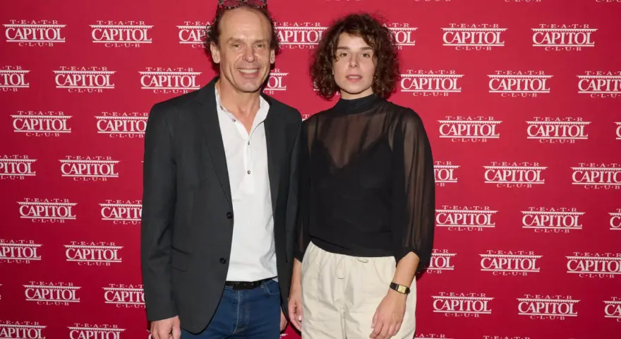 Lena Schimscheiner i mężczyzna pozują na tle czerwonego banera z logo "Teatr Capitol".