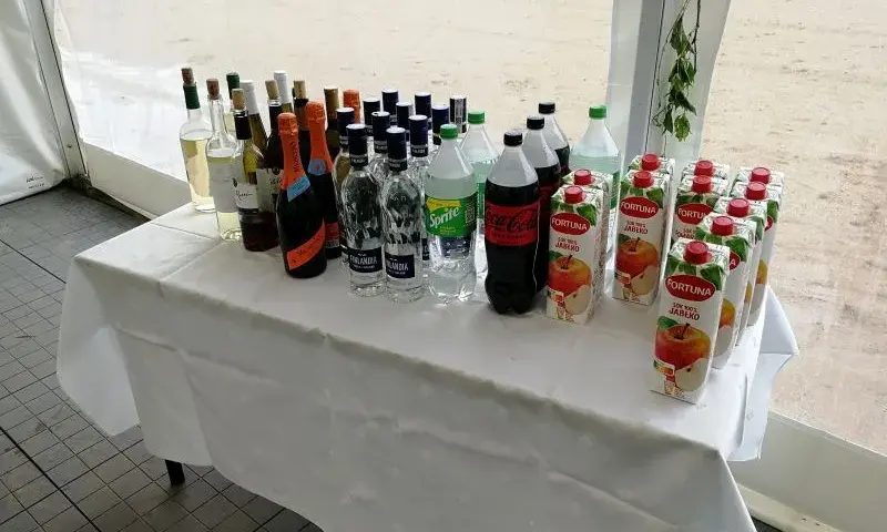 Jakie napoje na wesele w jakich butelkach? Oto najlepsze propozycje