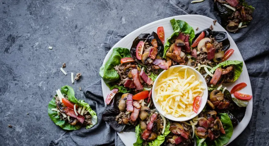 Läckra salladsblad fyllda med köttfärs, svamp, bacon och tomat. En perfekt proteinrik mat för en hälsosam måltid.