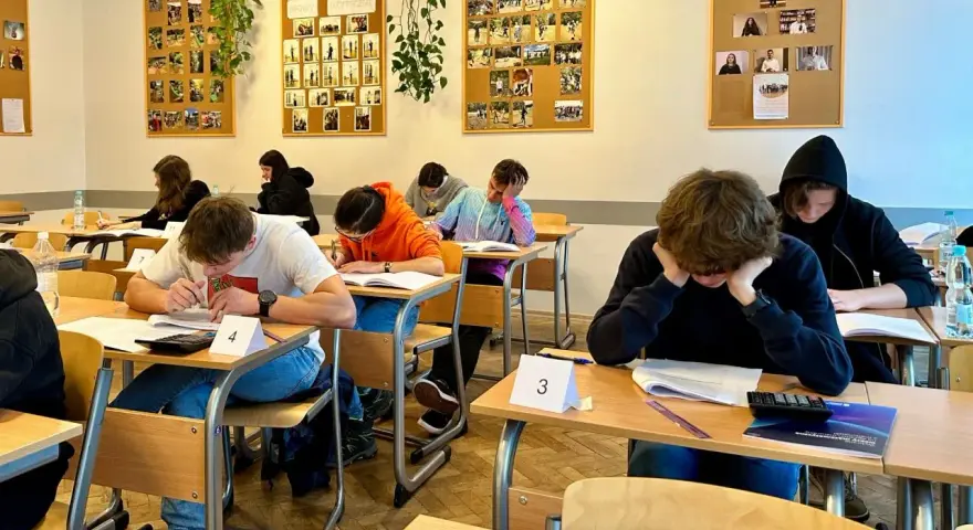 Uczniowie piszą test. Jak radzić sobie z uczniami utrudniającymi prowadzenie lekcji? Cisza i skupienie na zadaniu to klucz do sukcesu.