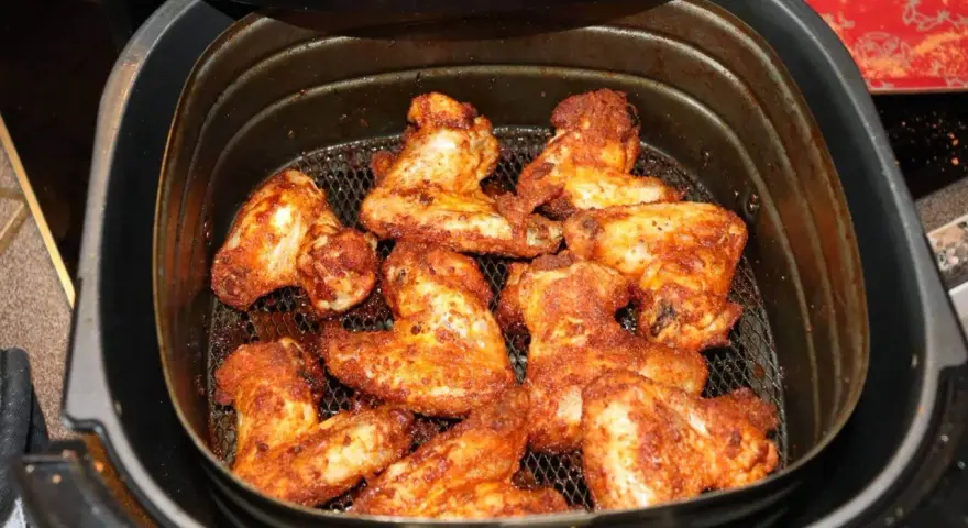 Krispiga kycklingklubbor i airfryer, redo att serveras. Perfekt för en snabb och god middag.