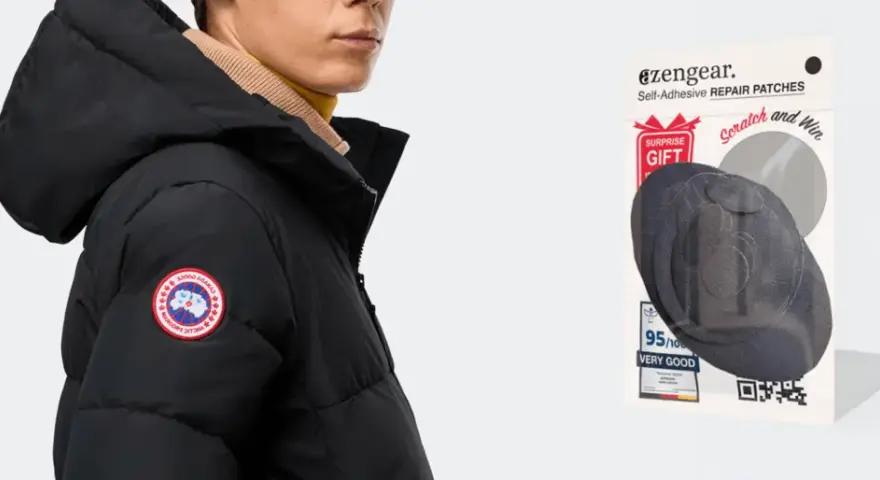 Mann mit schwarzer Daunenjacke, daneben ein Paket mit Flicken zur daunenjacke reparieren.