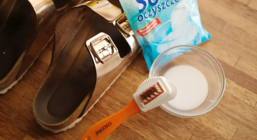 Jak czyścić Birkenstock? Potrzebne: szczoteczka, soda oczyszczona i miseczka z wodą.