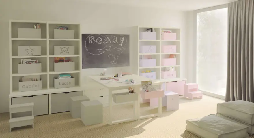 Stanza giochi bambini luminosa con lavagna, scrivania, librerie piene di giochi e contenitori personalizzati. Idee per un ambiente creativo e ordinato.