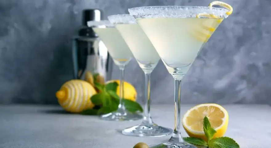 Z czym pić Martini Bianco? Proste i eleganckie drinki!