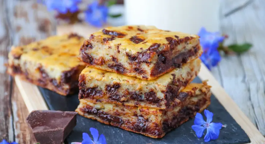 Délicieux gâteau banane chocolat, garni de pépites fondantes et de morceaux de chocolat noir. Parfait pour un goûter gourmand.