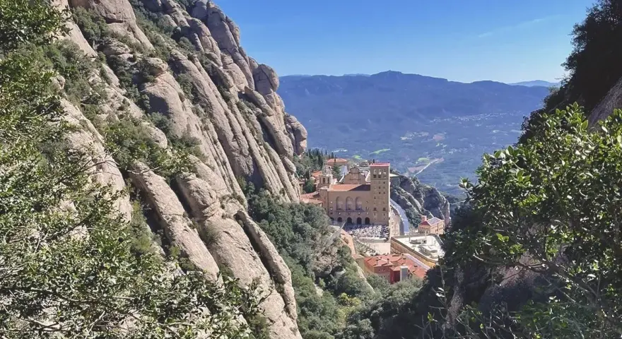 Monasterio en la montaña, ideal para rutas para caminar cerca de mi. Paisaje rocoso y verde con vistas al valle.