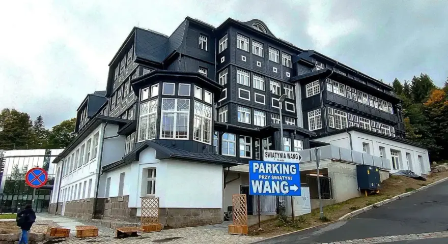 Hotel Sanssouci Karpacz, kiedy otwarcie? Zapytaj o to przy parkingu obok świątyni Wang.