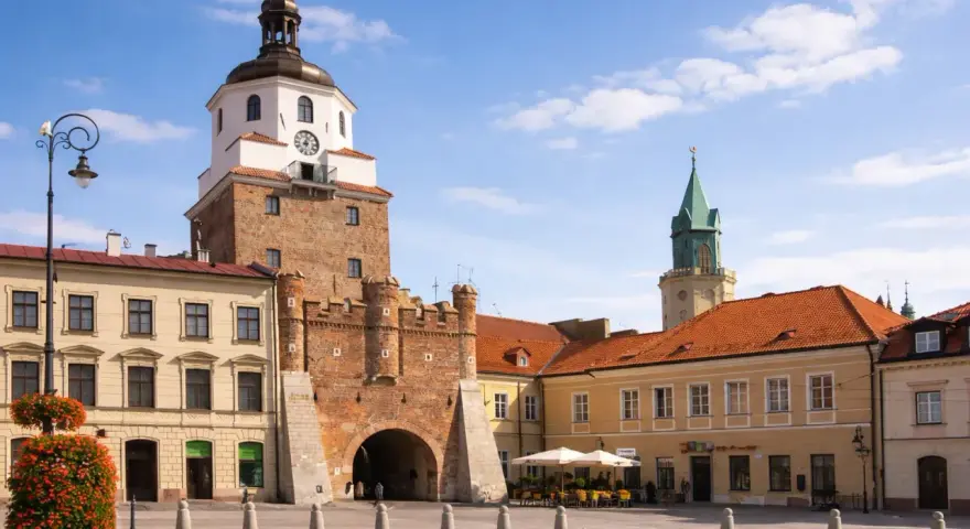 Brama Krakowska i wieża widoczna na lublin starówka. Słoneczny dzień na rynku.