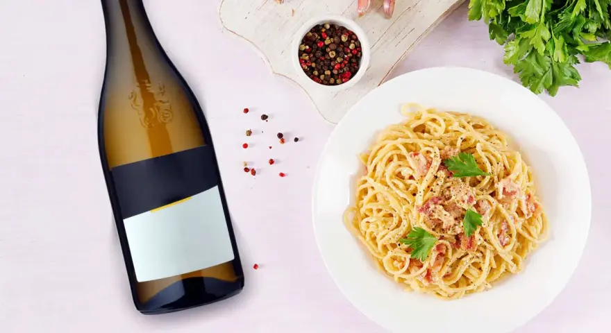 Idealne białe wino do carbonary, podane z aromatycznym pieprzem i natką pietruszki.