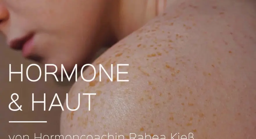Nahaufnahme von Haut mit Sommersprossen. Text: Hormone & Haut von Hormoncoachin Rabea Kieß. Trockene Haut kann mit Hormonen zusammenhängen.