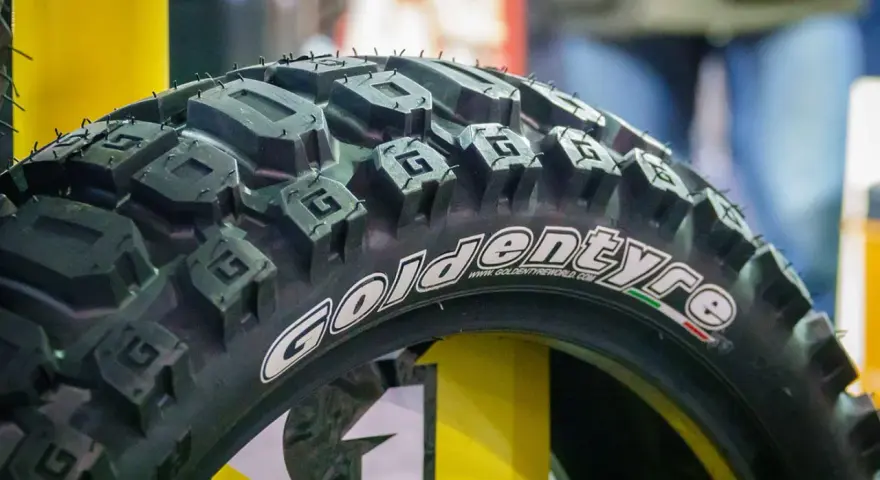 Gomme tassellate moto Golden Tyre, pronte per affrontare ogni tipo di strada e terreno.