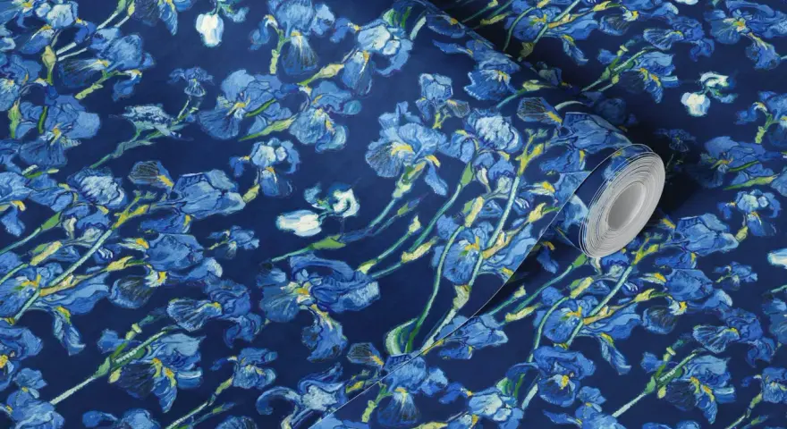 Blå irisblommor i Vincent van Goghs stil på tapetrulle. En hyllning till hans ikoniska målningar.