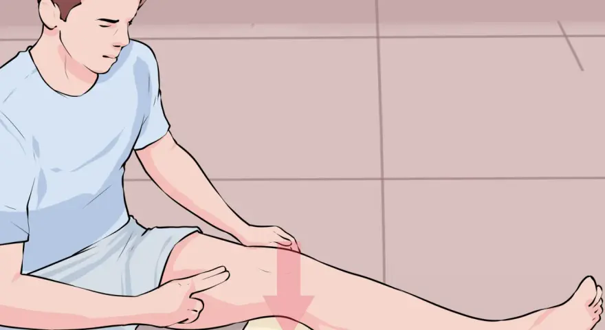 Mann mit einem Handtuch unter dem Knie, der auf eine Schwellung zeigt. Möglicherweise eine Bakerzyste, die mit Liebscher & Bracht behandelt wird.