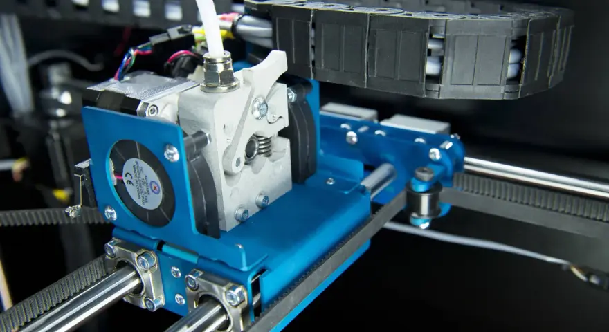 Precyzyjny serwis drukarek 3D – zbliżenie na mechanizm ekstrudera z wentylatorem i paskiem napędowym.