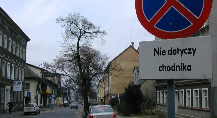 Czy widoczny znak zakazu dotyczy tylko chodnika? Sprawdź zasady!