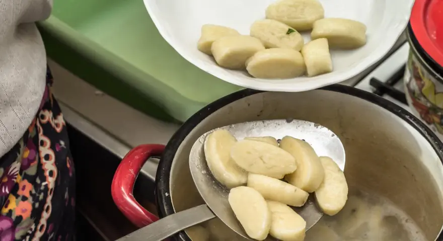 Gotowanie leniwych pierogów. Pytanie, czy w piątek można jeść mięso, nie dotyczy tego dania.