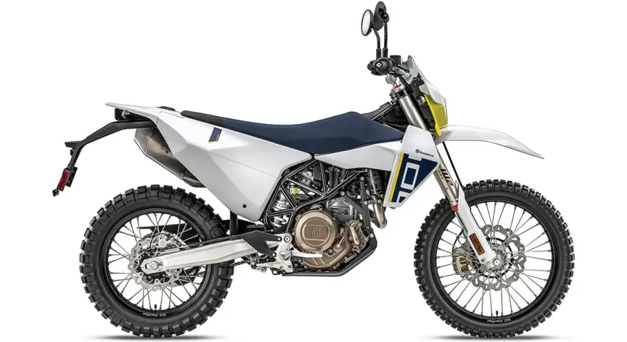 Motocicleta blanca y azul lista para la aventura, una verdadera máquina enduro pro con llantas todoterreno.