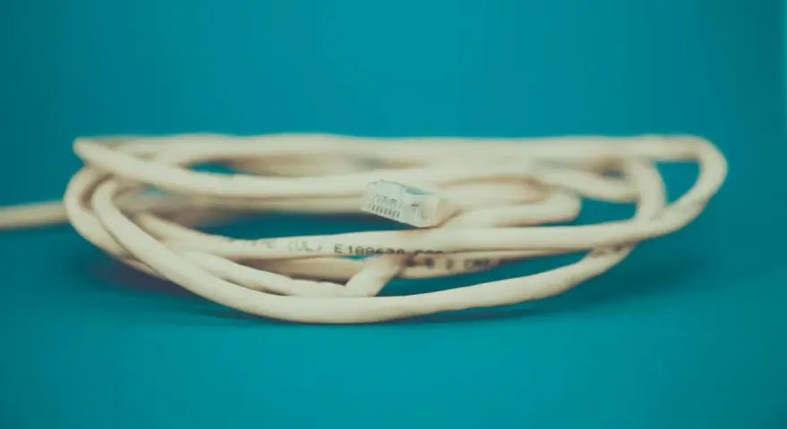 En hoprullad nätverkskabel på 10 meter med en RJ45-kontakt.