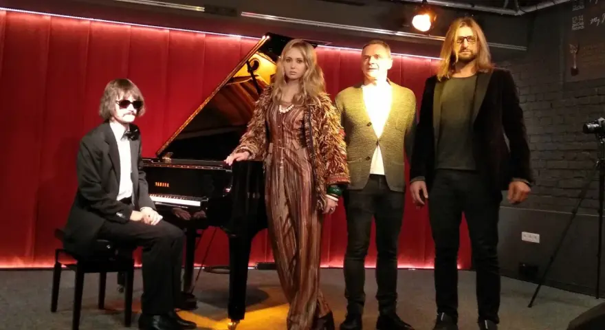 Mieczysław Kosz i Zuzanna na scenie z fortepianem.