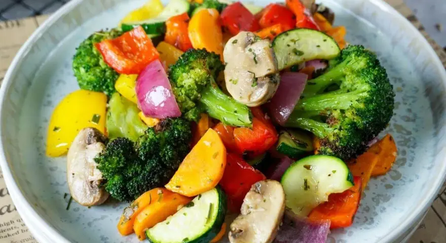 Buntes Ofengemüse mit Brokkoli, Paprika, Zucchini und Pilzen. Perfekt für leichte und gesunde schonkost rezepte.