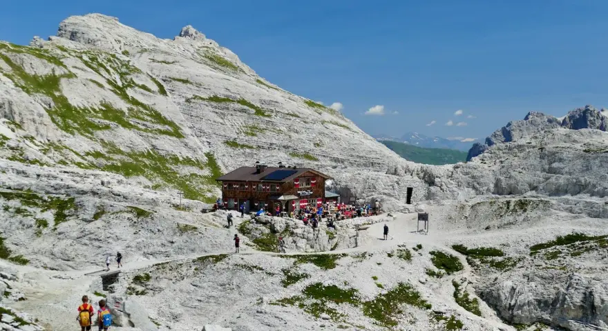 Rifugio Pian di Cengia, un'oasi tra le rocce. Ecco come arrivare a questo splendido luogo alpino.