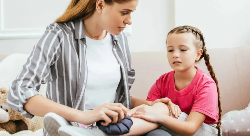 Bóle wzrostowe u dzieci: Jak ulżyć i kiedy do lekarza?