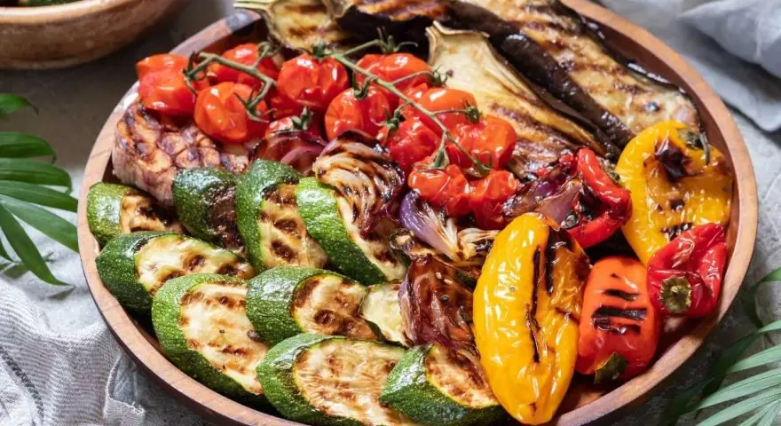 Una colorida parrillada de verduras con calabacines, berenjenas, pimientos y tomates. ¡Un festín para la vista y el paladar!
