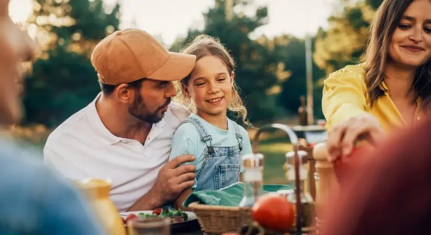 Ein Vater baut eine enge Bindung zu seiner Tochter auf, während sie im Freien speisen.