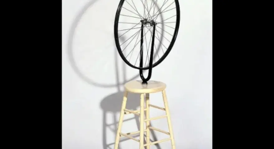 La célèbre roue de bicyclette duchamp, fixée sur un tabouret, défie la fonction pour devenir art.