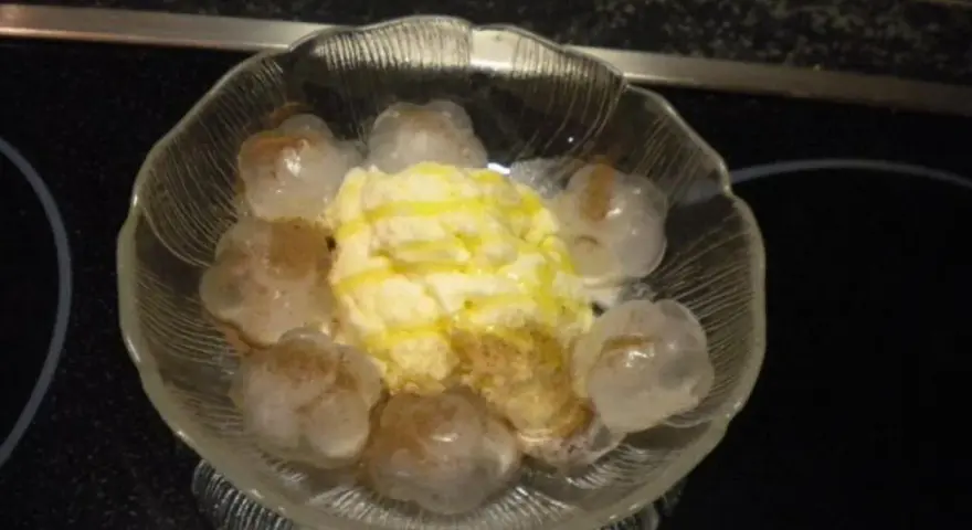 Ein Dessert mit Vanilleeis, Zimt und kleinen, durchsichtigen Kugeln, die an Bier-Eis erinnern.